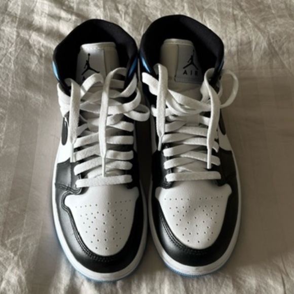 NIKE AIR JORDAN 1 RETRO HIGH OG 8.5W or 7M BLACK WHITE UNIVERSITY BLUE - Picture 3 of 5